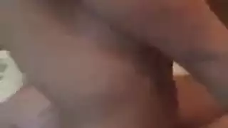 إكس إكس إكس: نكاح الفتاة الآسيوية بقضيب صناعي خشن يجعلها تندى