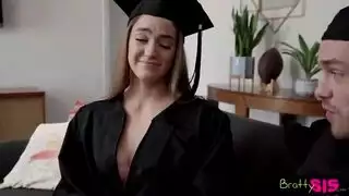 جماع محرم مع الأخت قضيب الأخ الكبير يوسع فتحاتها الضيقة