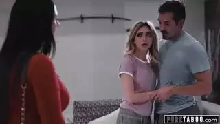 خيال ثلاثي: أنجيلا وايت تشاهد، تلمس نفسها، ثم تنضم لممارسة جنس جماعي