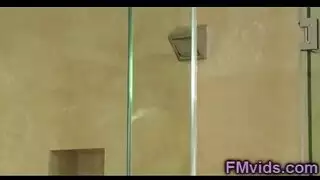 ضعف المتعة: أثداء صابونية وتدليك شرجي في الحمام