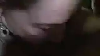 الجار يرى فرجها الضيق قبل أن يعطيها جولة نكاح عنيفة