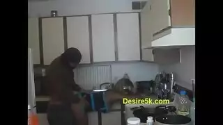 الفتاة السمراء ذات الثديين الضخمين تتعرض للجنس العنيف وتبلغ ذروتها بصوت عالٍ