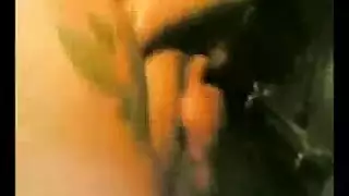 الاخت لقحبة تعري نفسها فوق السرير ويدخل عليها اخوه وينيكها