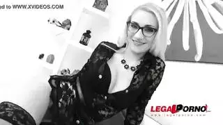 بيبوسها ويمص ثدي