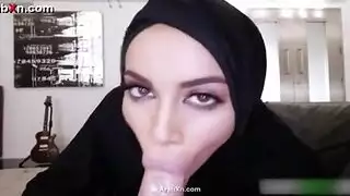 فتاة زانية تكشف كل فتحاتها لرجلها الجانبي