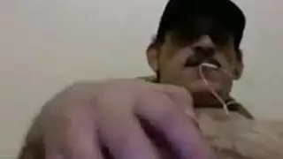 جماع جماعي لشاب: صديقان مثاران يتقاسمان فحلًا