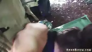 مص إباحي: فتاة عربية تخدم الانتصاب النابض لنائب الرئيس