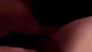 مشهد عاري لمراهقة عربية: مداعبة الفرج والأنين