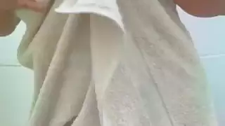 فتاة عربية تعرض ثدييها الضخمين وفرجها المشعر بعد حمام ساخن