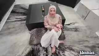 وراء الحجاب: نزهة تسوق تتحول إلى حفلة جنس برية إباحية