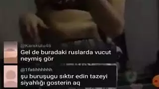 فتى تركي يظهر ثدييه على الكاميرا المباشرة