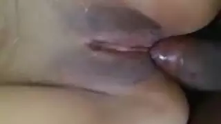 الساقين مرفوعتين لقضيب ضخم في طيزها الضيقة