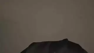 فتاة عربية ترتدي حجاب تستمني حتى تبلل السرير