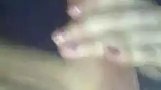 رجل يمارس الجنس بقوة