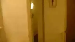 أم عربية منحنية تدمرها عضوان أسودان ضخمان في مشهد صريح