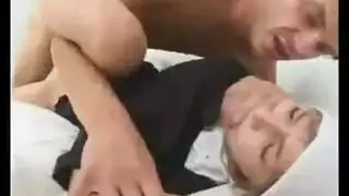 الأب هايج يغتصب بنتها في غرفتها