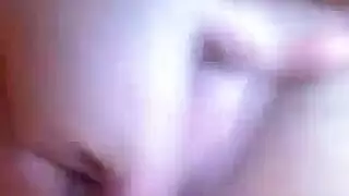 عاهرة ذات قرون تصرخ للمزيد بينما الشاب الأسود يضاجعها بقوة