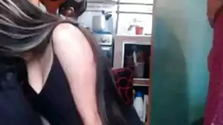 إنها امك ماذا تفعل