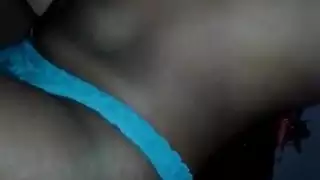 بنت صغيرة مع أمها