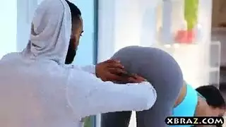 لابسه بنطلون جنز أسسود