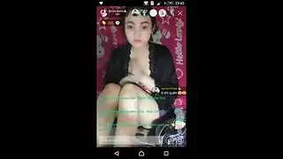 قطعة صغيرة تئن أثناء اختراق شرجي