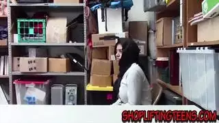 فتاة عربية تنزل على قضيب عربي كبير