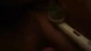 إصبع وقضيب حقيقي يلامسانها بينما الزوج يغطي كل بوصة