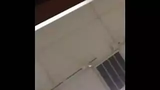 شقراء ساخنة تمارس الجنس بقوة مع رجلها بجانب حوض السباحة