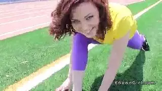 مشاهد صريحة في كابينة المرحاض: لعق عميق للكس وإصبع في مؤخرتها