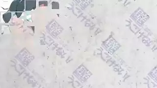 فتاة موشومة مقنعة في مشهد بورن هنتاي كامل الطول