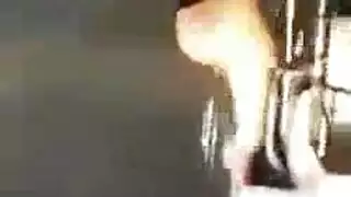 إغواء المرحاض: فتاة الحفلة الخلفية تُحشى بقوة