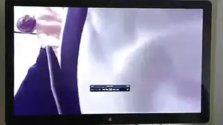 بيدخل أيده في كسها بالعافيه وتنزل شهوتها ويقعدها عليه