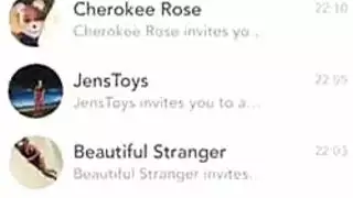 أثداء ضخمة ترتد بعنف بينما تُنادى بقوة وتصرخ في النشوة