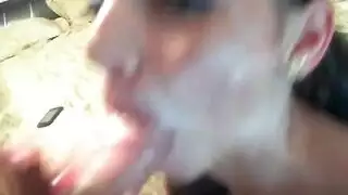 لعب فموي وثديي قوي ينتهي بالقذف