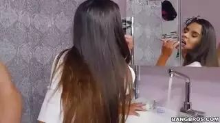 يفترس بنت عمته فوق سرير