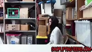 فتاة عربية تمص قضيب عربي كبير بعمق