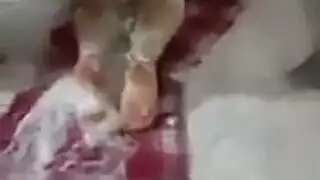 ولد ينيك امه في البيت والمطر يرش والبارق اسود ينيك