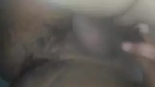 مراهقة شابة تتحمل ثلاثة أعضاء ذكورية في مغامرة جنسية رباعية صريحة