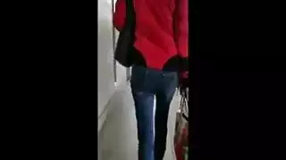 امرأة ذات شعر مجعد مع الثدي الكبيرة هي حفر كس شعرها وشعراة بينما كومينغ