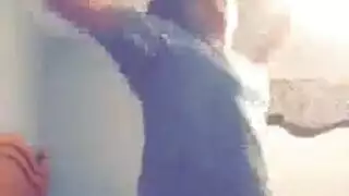 عاهرة مراهقة تخدم بعمق وقسوة