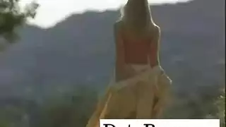 المرأة البيضاء الطويلة