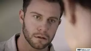 شاب معضل بقضيب سميك يملأ فتحتها الضيقة