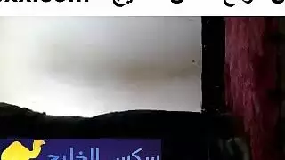 كوجر مغربية تأخذ عظمًا قاسيًا وقوفًا وانبطاح