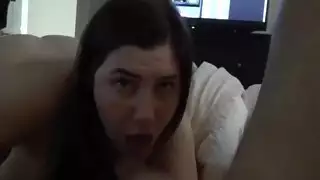 تنحني وتُضرب: ثدييها المعلقان في وضعية الكلبة