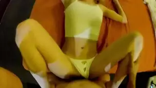 فتاة حامل تأخذ عدة أزبال في حفلة جنس قاسي كلاسيكية