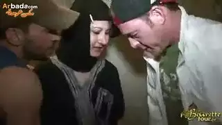‫الجارة المحجبة تتعرض لضربة قوية على الدرج‬