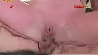 كس مورجانا الرطب يمسك زبًا عربيًّا ثخينًا
